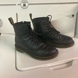 Doc Martens black Leather ankle boots with side zipper in  size 4 (35)